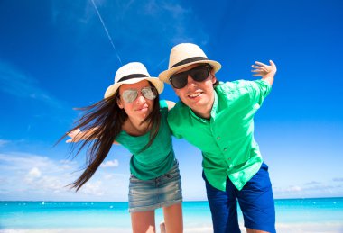 Genç mutlu çift tropik plaj tatili boyunca