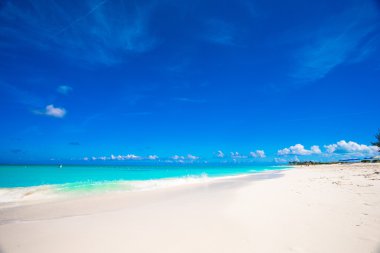 Mükemmel Adası'nda turkuaz su ile beyaz kumlu plaj