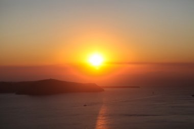 Caldera view Santorini Adası deniz üzerinde yukarıda ünlü günbatımı