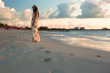 Sunset beach tatil sırasında genç kadının mutlu