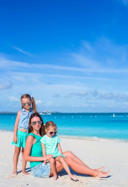 Anne ve iki küçük kız plaj tatil sırasında