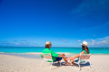 Genç mutlu çift tropik plaj tatili boyunca