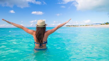 Genç womanduring plaj yaz tatili