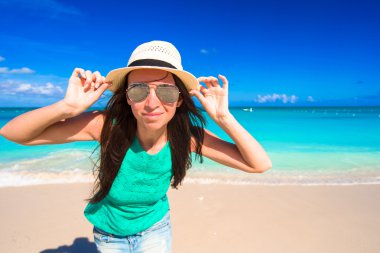 mutlu bir kadın onu yaz tatili boyunca sahilde