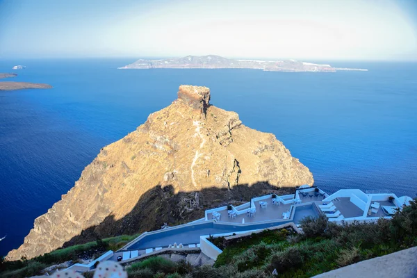 Roca Skaros en Santorini contra el mar azul como fondo — Foto de Stock