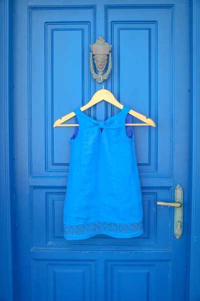 Vestido azul en puerta azul en casa griega —  Fotos de Stock