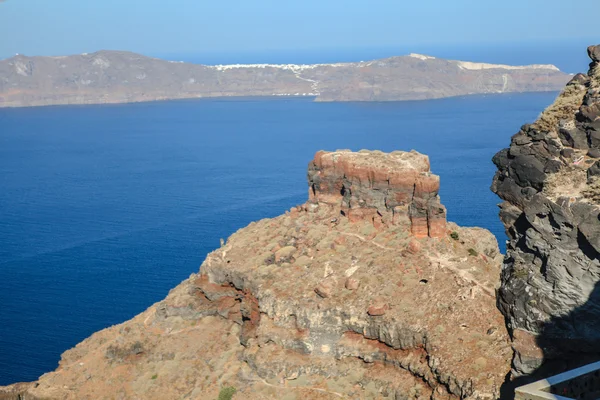 Roca Skaros en Santorini contra el mar azul como fondo — Foto de Stock