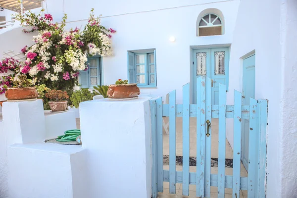 Maravillosa vista de los edificios de la ciudad en Santorini, Grecia — Foto de Stock