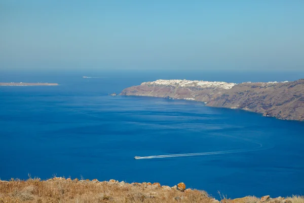 Vista al mar y al volcán desde la isla de Oia Santorini en Grecia — Foto de Stock