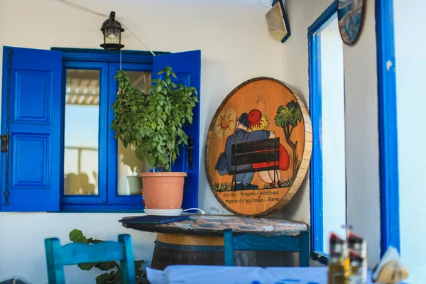 Típica puerta azul con escaleras. Isla de Santorini, Grecia — Foto de Stock