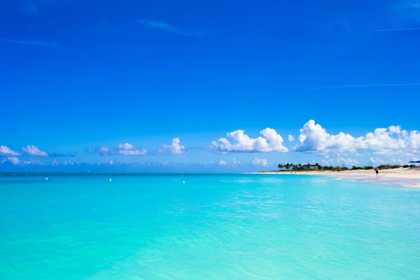 Spiaggia di sabbia bianca con acqua turchese all'isola perfetta — Foto Stock