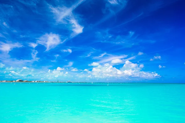 Playa de arena blanca con agua turquesa en la isla perfecta — Foto de Stock