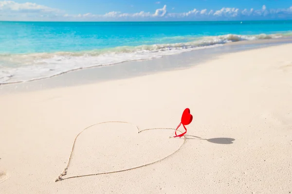 Καρδιά γραμμένο σε τροπική παραλία με λευκή άμμο — Φωτογραφία Αρχείου