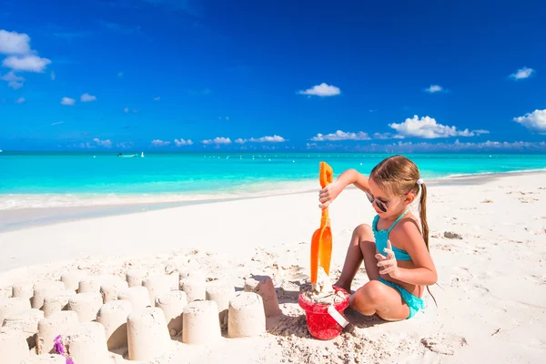 Kleines Mädchen spielt während des Tropenurlaubs mit Strandspielzeug — Stockfoto