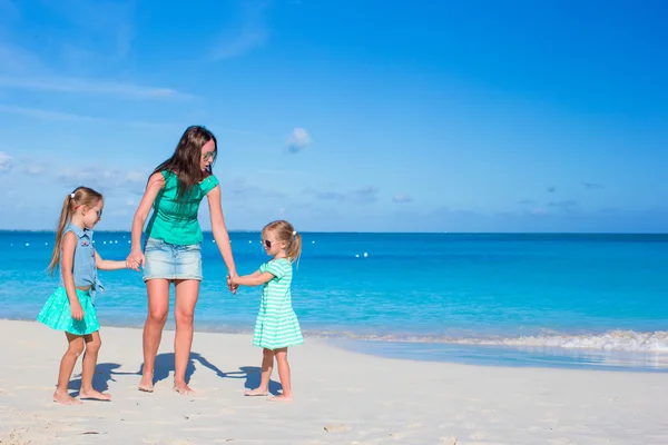 Young happy mother and little girl having fun during beach vacation — Stock Photo, Image