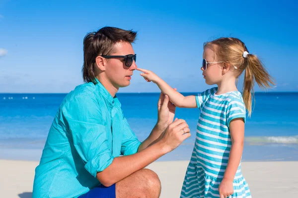 Glücklicher Vater und entzückendes kleines Mädchen während eines tropischen Strandurlaubs — Stockfoto