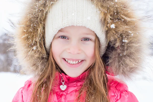 Entzückendes kleines Mädchen im Freien an einem Winterschneetag — Stockfoto