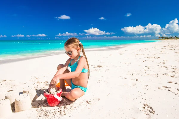 Adorabile bambina che gioca con i giocattoli durante le vacanze al mare — Foto Stock