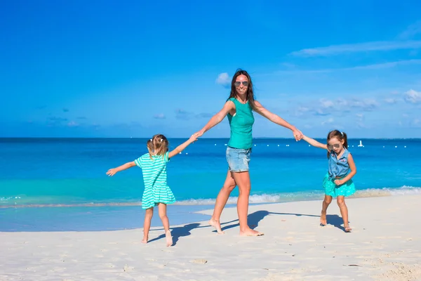 Młoda matka szczęśliwa i mała dziewczynka zabawę podczas wakacji na plaży — Zdjęcie stockowe