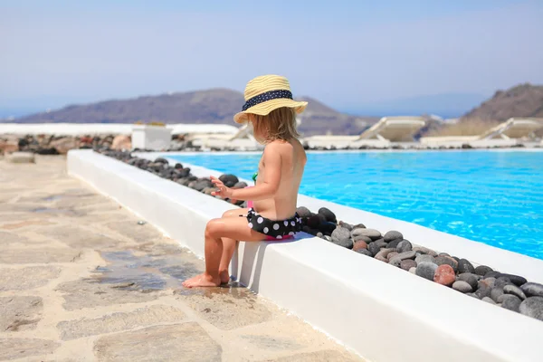 Adorável menina perto da piscina durante as férias gregas em Santorini — Fotografia de Stock