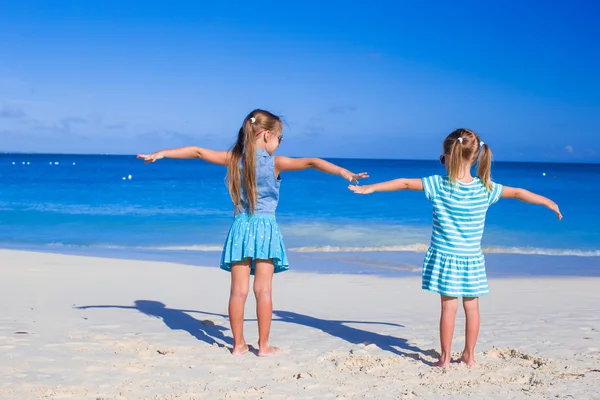 Piccole ragazze adorabili in vacanza estiva sulla spiaggia tropicale — Foto Stock