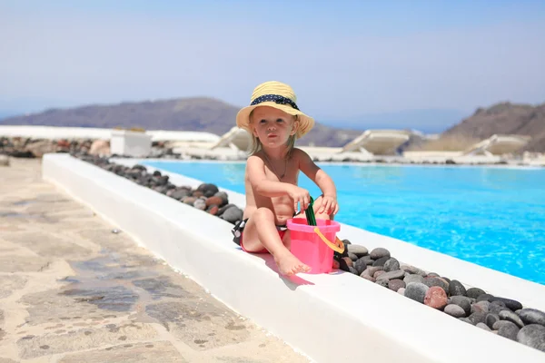 Bedårande liten flicka nära pool under grekiska semester i Santorini — Stockfoto