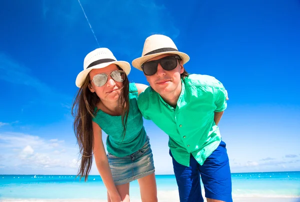 Young happy couple during tropical beach vacation — Stock Photo, Image