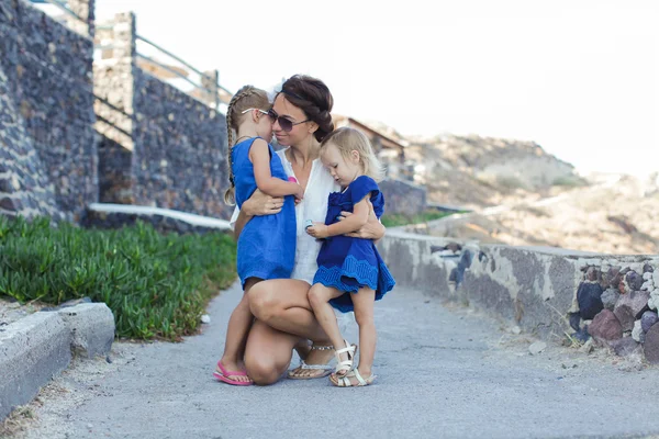 Mãe e menina em férias europeias na cidade grega, santorini — Fotografia de Stock