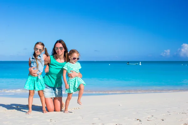 Glückliche Familie, die Spaß im Strandurlaub hat — Stockfoto