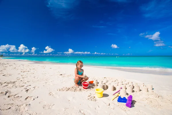 Bambina che gioca con i giocattoli della spiaggia durante le vacanze tropicali — Foto Stock