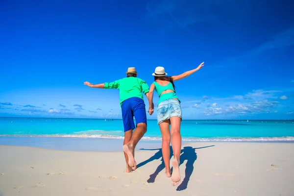 Mladý šťastný pár během tropické dovolené na pláži — Stock fotografie