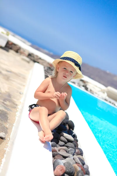 可爱的小女孩，在圣托里尼岛希腊度假期间池附近 — 图库照片
