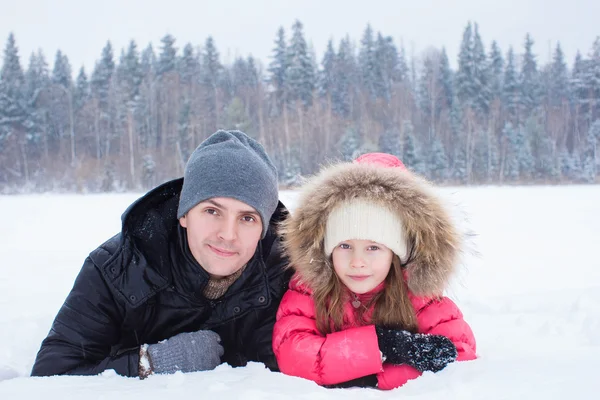 Familia feliz disfrutar de invierno día nevado — Foto de Stock