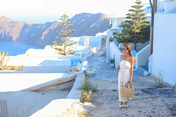 Mujer joven en la famosa capital Fira de Santorini, Grecia — Foto de Stock