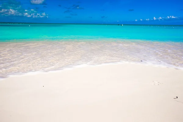 Vit sandstrand med turkosa vatten på perfekta ön — Stockfoto