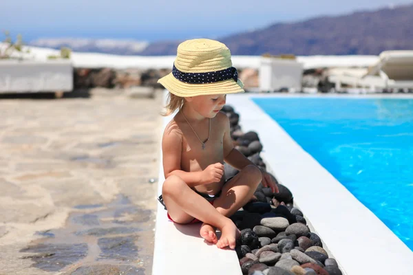 Adorable little girl near pool during greek vacation in Santorini — Stock Photo, Image