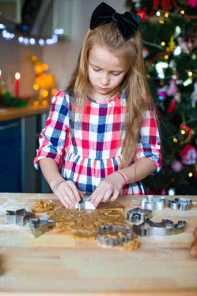 Little girl baking gingerbread cookies for Christmas at home kitchen — Stock Photo, Image