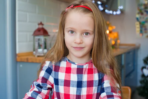 Kleines entzückendes Mädchen backt Weihnachtsplätzchen zu Hause — Stockfoto