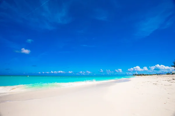 Белый песчаный пляж с бирюзовой водой на идеальном острове — стоковое фото