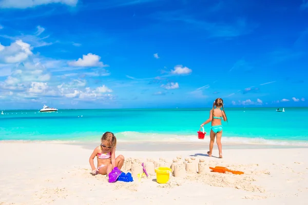 Kleine Schwestern spielen im Tropenurlaub mit Strandspielzeug — Stockfoto