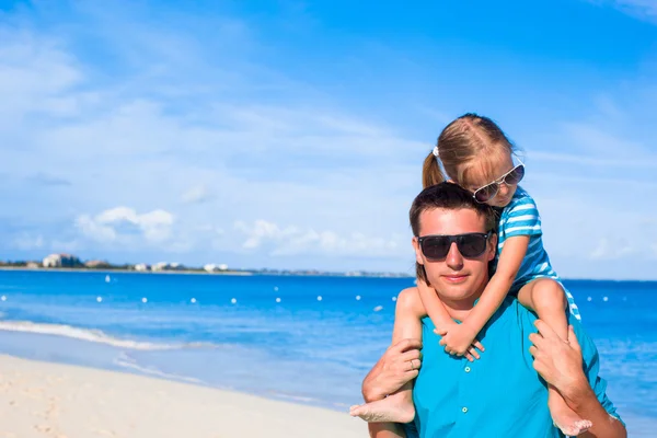 Feliz padre y adorable niña durante las vacaciones en la playa tropical —  Fotos de Stock