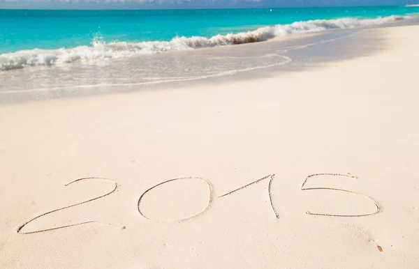 2015 skriven på tropisk strand vit sand — Stockfoto