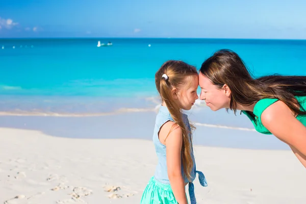 Mother and little girl have fun on summer vacation — Stock Photo, Image