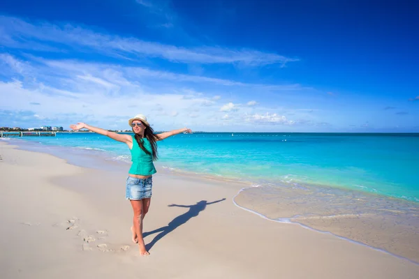 Ung glad kvinna på stranden under sin sommarsemester — Stockfoto