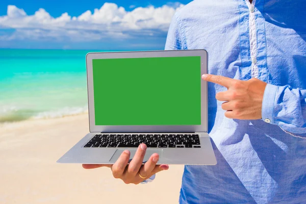 Joven con portátil durante las vacaciones en la playa —  Fotos de Stock
