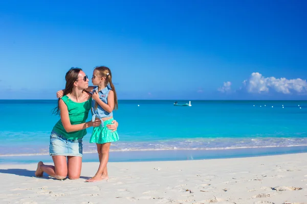 Young mom and little girl during summer vacation — Stock Photo, Image