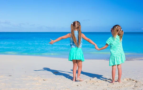 Piccole ragazze adorabili durante le vacanze estive tropicali — Foto Stock