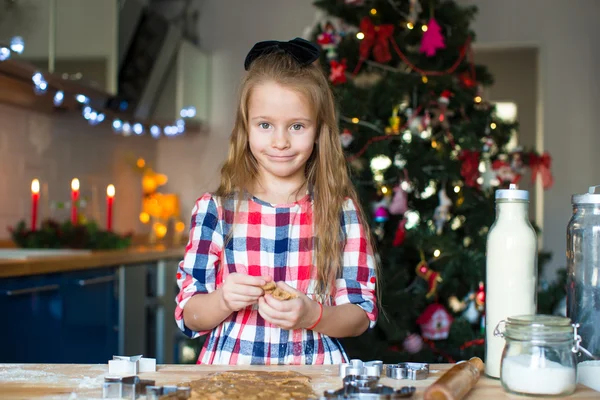 Karácsonyi mézeskalács cookie-k sütés otthoni konyha kislány — Stock Fotó