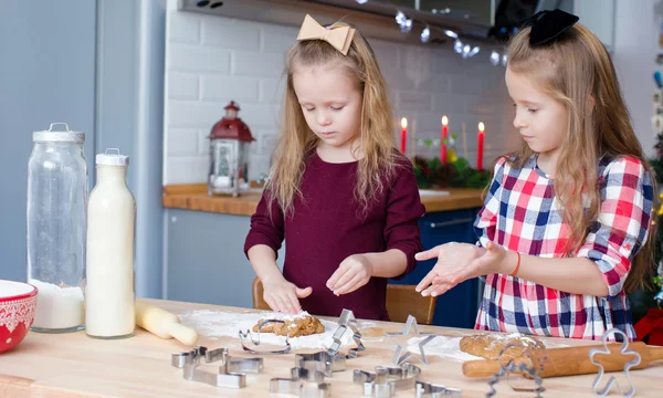 Kleine meisjes baksel peperkoek cookies voor Kerstmis bij huis keuken — Stockfoto