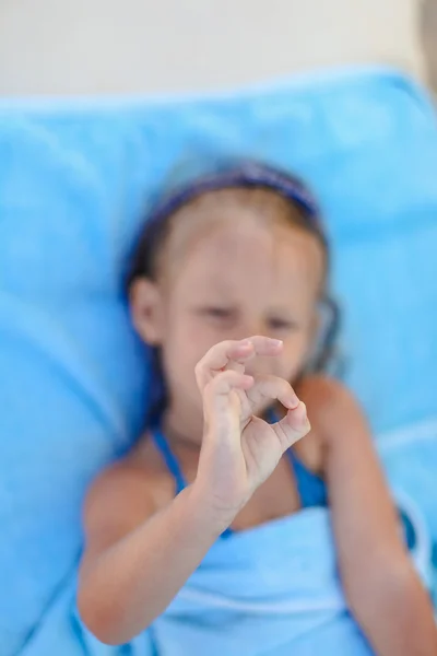 어린 소녀가 보여주는 엄지손가락 야외 — 스톡 사진